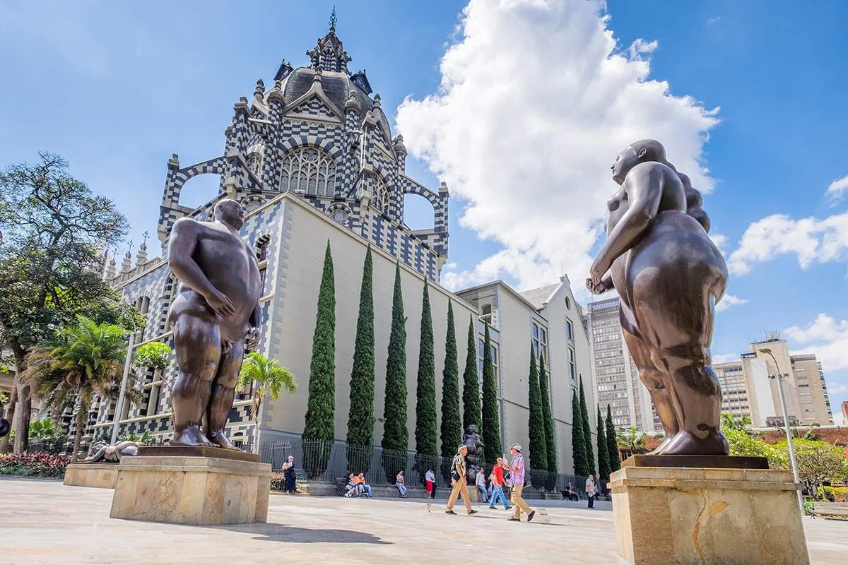 Plaza Botero y centro histórico de Medellín accesible desde Prado Centro en Metro