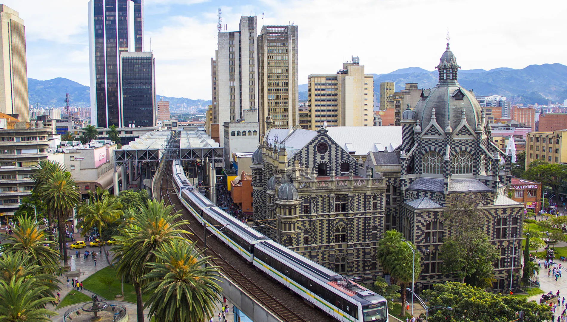 Sistema de transporte público en Medellín - Metro, cables y buses integrados para moverse por la ciudad