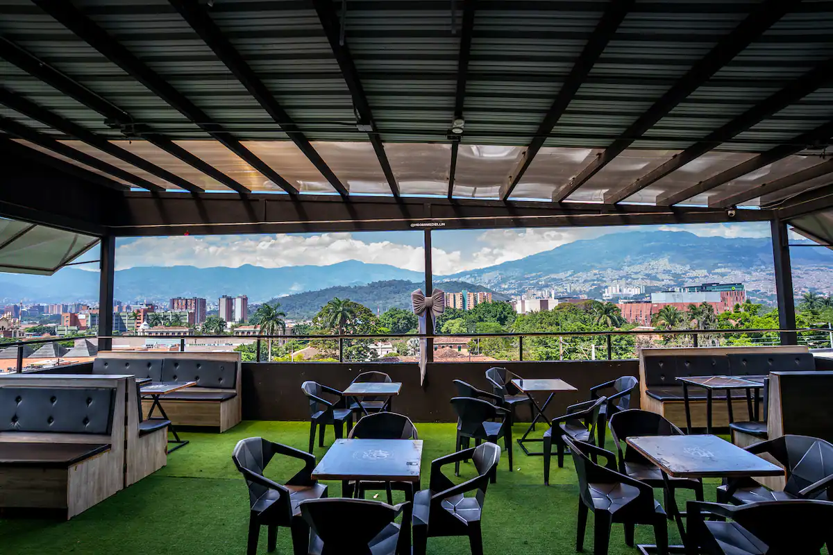 Vista panorámica de Medellín desde el rooftop de Nook Cool Living