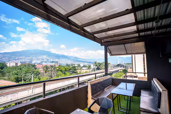 Rooftop con vista a Medellín - apartamentos amoblados Prado Centro
