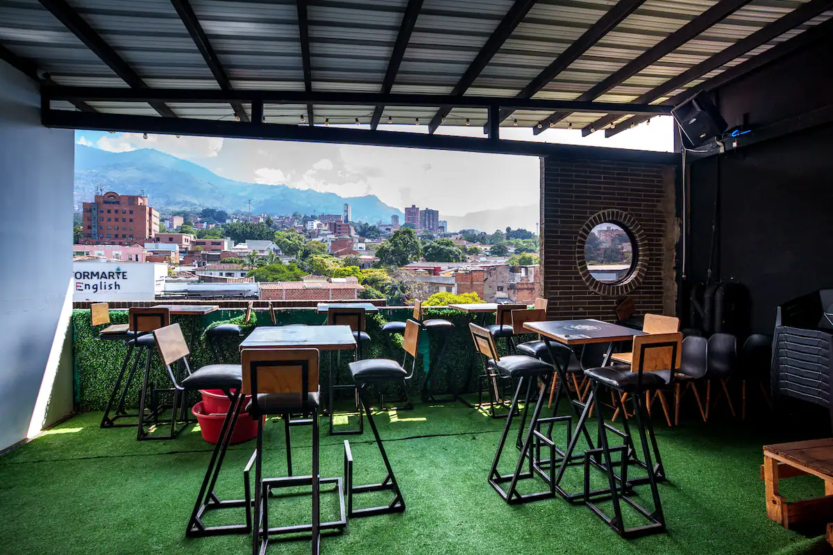 Terraza exterior apartamento amoblado Medellín Nook Cool Living