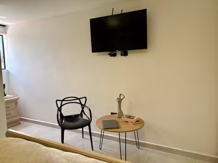 Zona de entretenimiento con televisión en estudio amoblado de Medellín