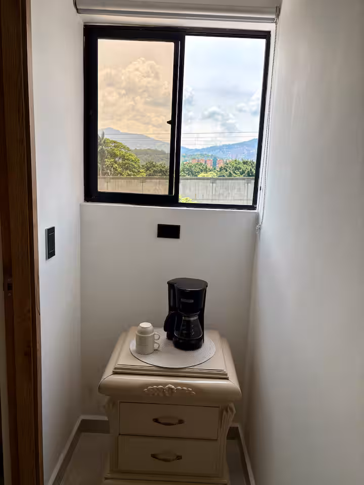 Vista a las montañas desde apartamento amoblado en Prado Centro Medellín