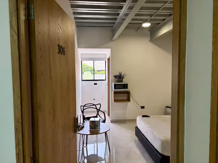 Habitación moderna con cama doble y aire acondicionado para estadías cortas