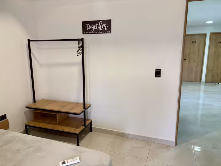 Apartamento tipo estudio con cama doble, escritorio y televisión en Medellín