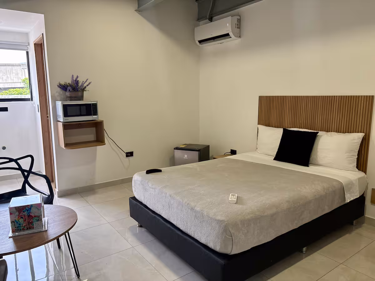 Vista interior de estudio amoblado con mobiliario moderno en Prado Centro Medellín