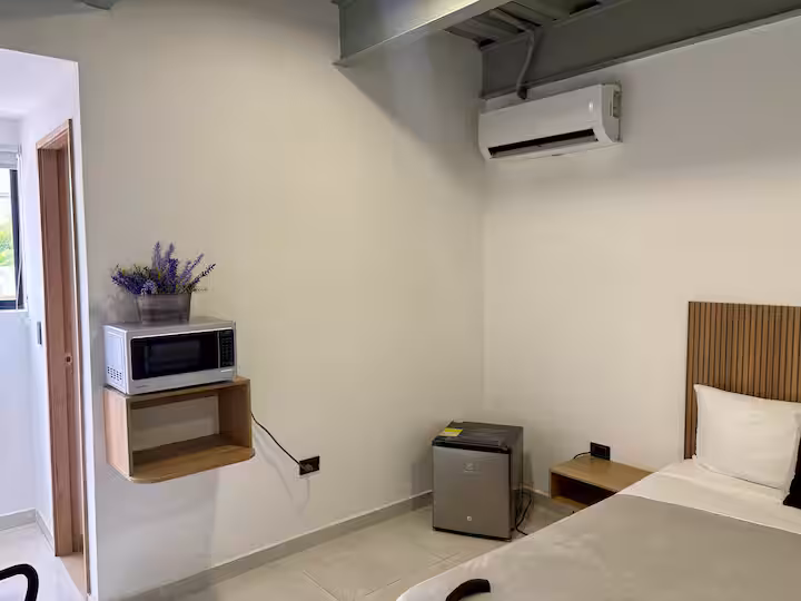 Habitación privada con cama doble y espacio de trabajo en Medellín