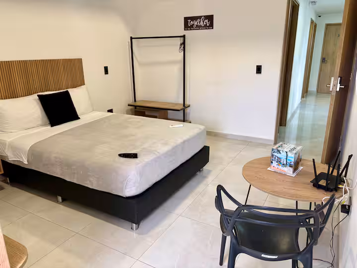 Estudio equipado con cama doble y ventanal para hospedaje en Medellín