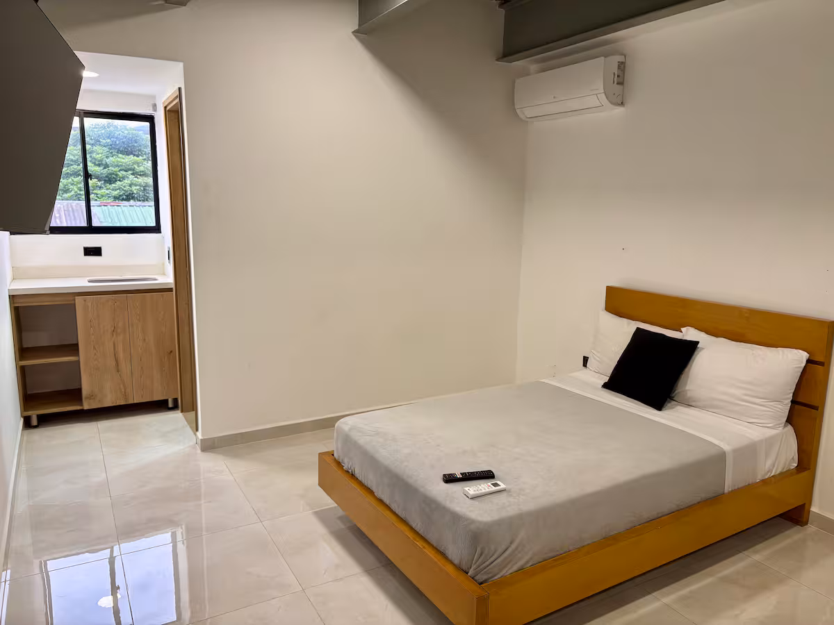Estudio amoblado con cama doble, aire acondicionado y ventana con vista exterior en Medellín
