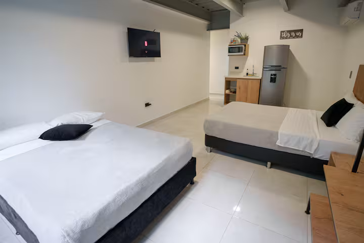 Habitación privada con cama doble y sofá cama en apartamento amoblado