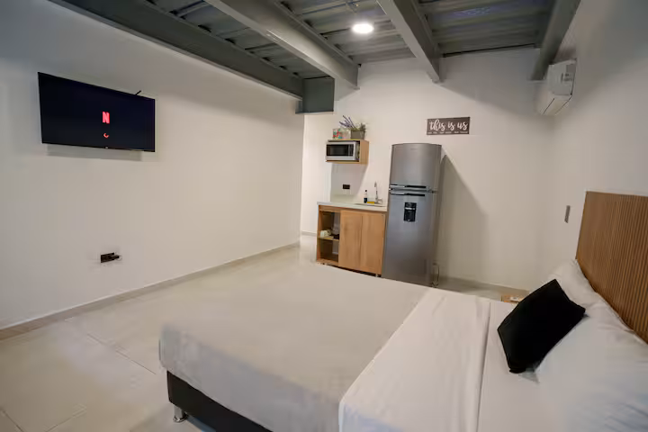 Apartamento tipo estudio con cama doble, televisión y diseño moderno en Medellín