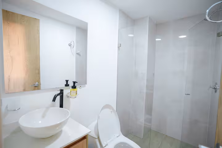 Baño privado con ducha en apartamento amoblado de Medellín