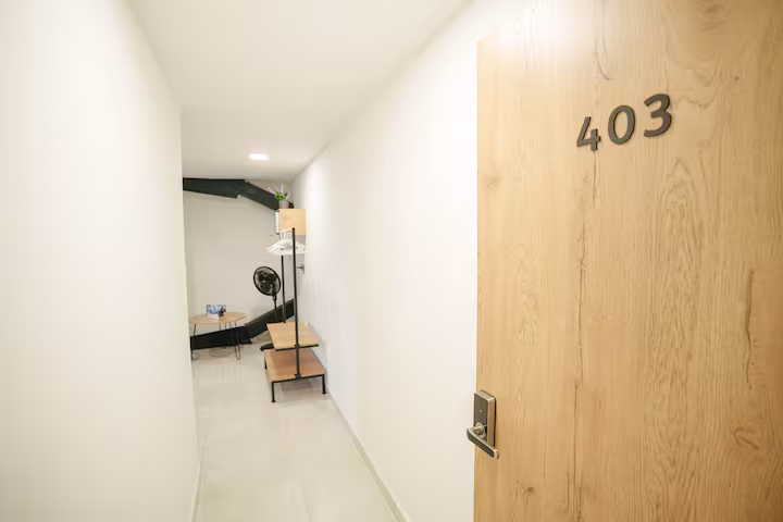 Entrada privada al Estudio 2 en apartamento amoblado de Medellín