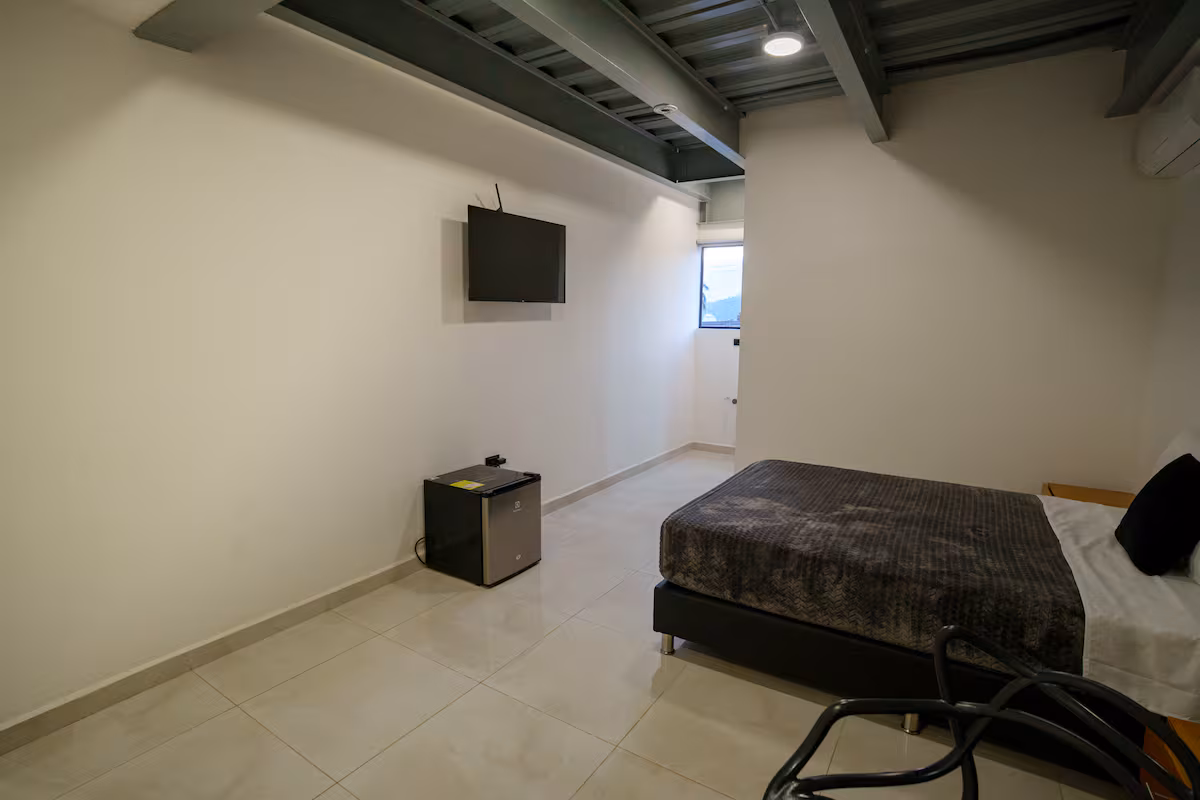 Habitación privada con cama doble en estudio amoblado cerca del Metro