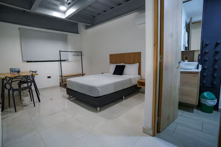 Estudio amoblado en Medellín con cama doble y cocina integrada