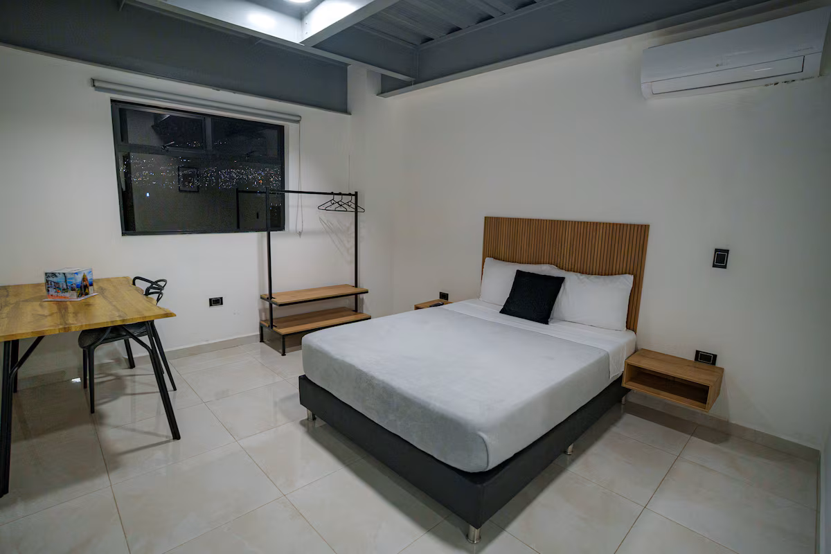 Apartamento tipo estudio con cama doble y espacio de comedor en Medellín