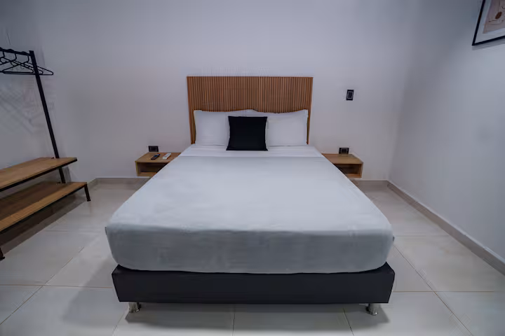 Dormitorio privado con cama doble en apartamento amoblado de Medellín