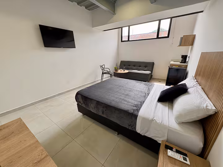 Estudio amoblado en Medellín con cama doble y mobiliario moderno
