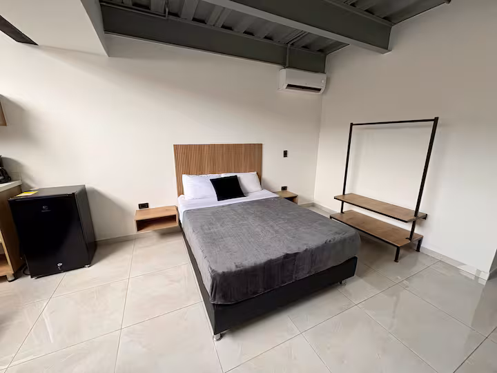 Habitación privada con aire acondicionado en apartamento amoblado de Medellín