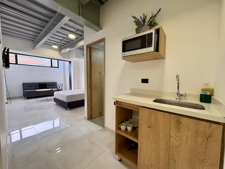 Cocineta equipada con microondas en estudio amoblado de Medellín