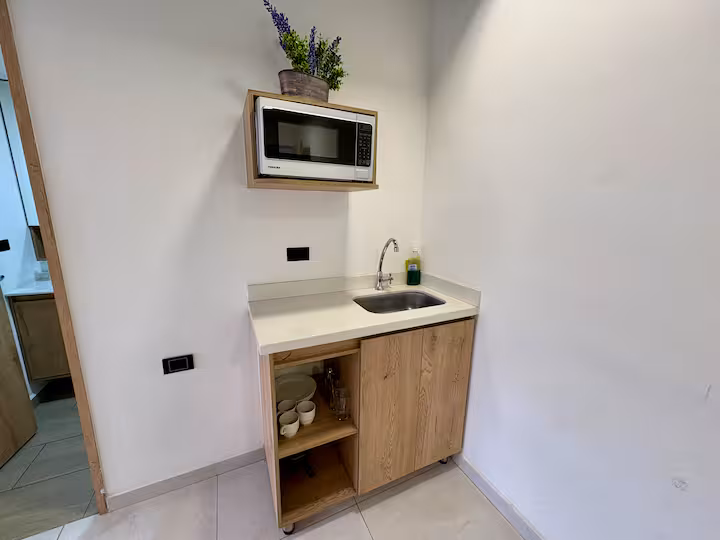 Cocina funcional con minibar para estadías cortas en Medellín