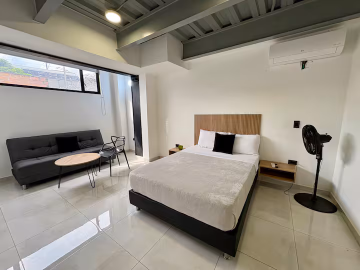 Habitación privada con cama doble y televisión en apartamento amoblado