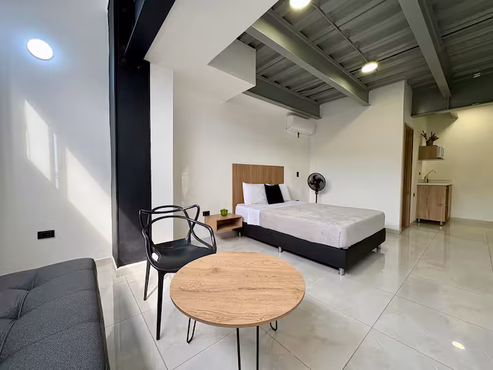 Apartamento tipo estudio con cama doble y sofá en Prado Centro Medellín