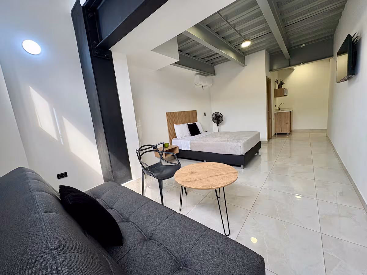 Vista interior de estudio amoblado para estadías cortas en Medellín