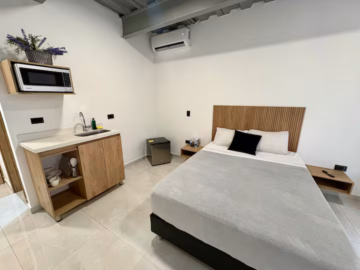 Estudio amoblado en Medellín con cama doble y ventanal amplio