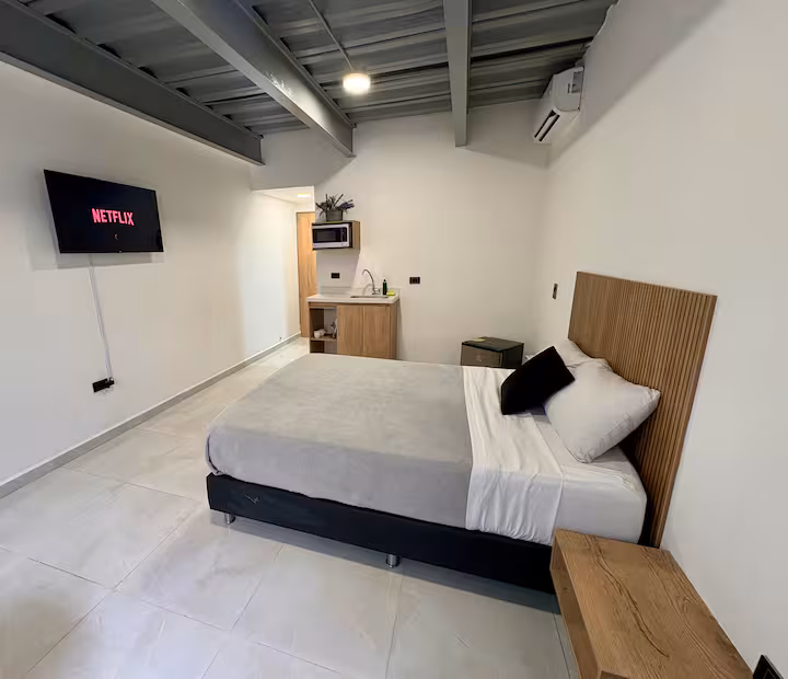Apartamento tipo estudio con cama doble y sofá en Prado Centro Medellín