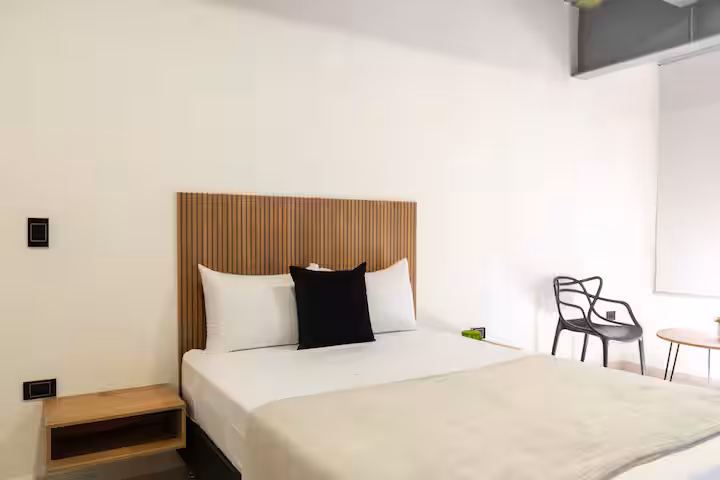 Estudio amplio con sofá cama y cocina integrada en Medellín