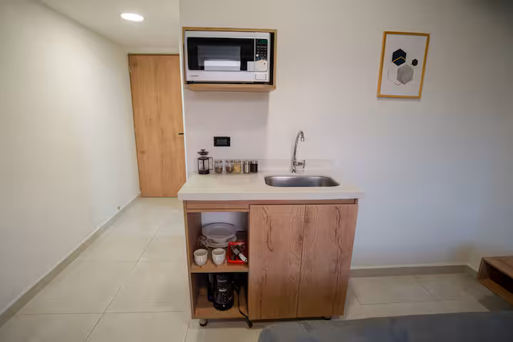 Cocineta funcional para estadías cortas en Medellín