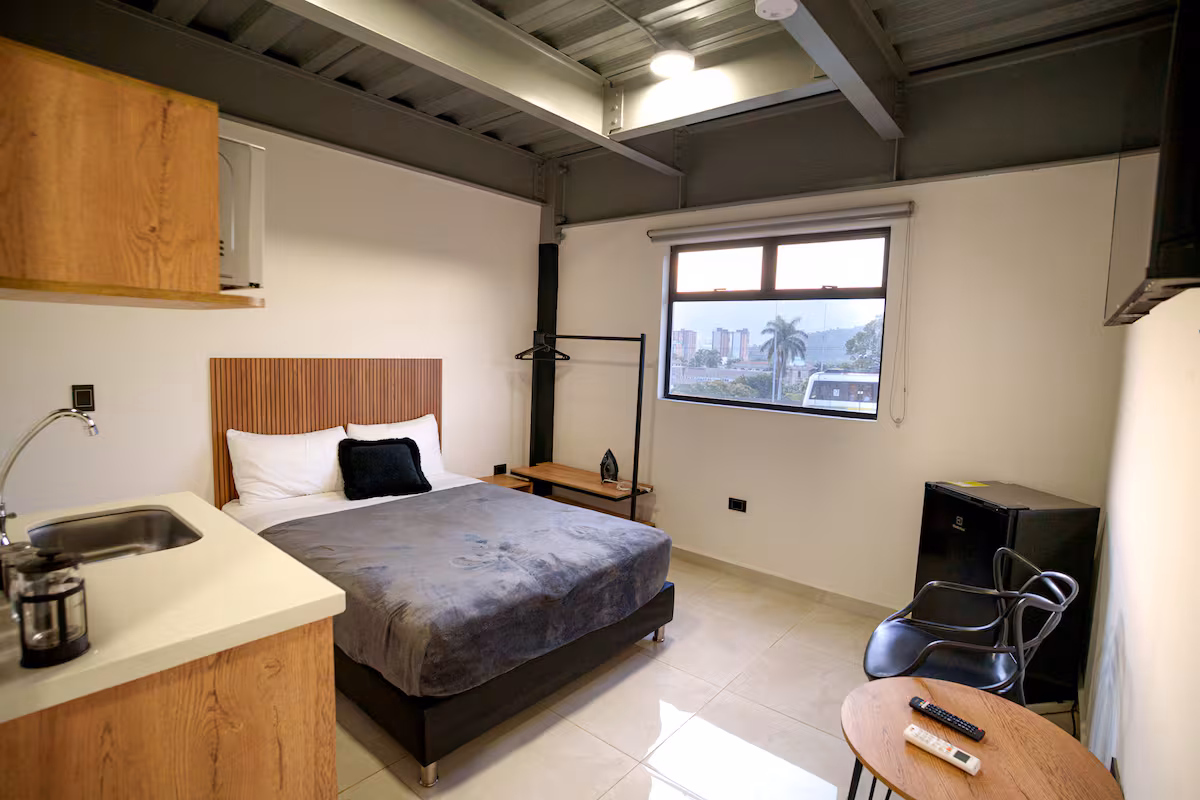 Estudio amoblado en Medellín con cama doble, escritorio y cocina equipada